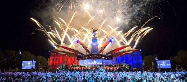 Espectacular concierto celebró los 60 años de Isabel II en el trono | FOTO AP