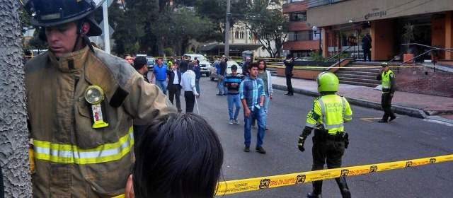 Sobre las 4:30 pm de este viernes, se registró una fuerte explosión en la calle 63 con carrera novena, cerca a la Plaza de Lourdes, al oriente de Bogotá. FOTO @alberttraver