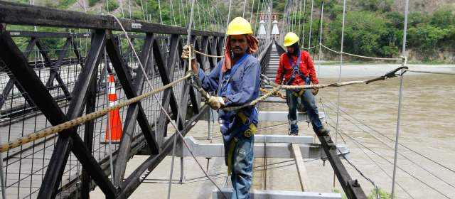 En un mes abren paso por nuevos senderos del Puente | La instalación de la madera nueva en los extremos de la estructura, por donde pasan los peatones, inició a mediados de junio. FOTO CORTESÍA GOBERNACIÓN DE ANTIOQUIA