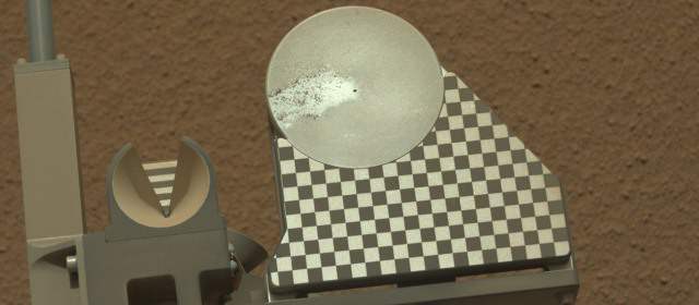 Curiosity estudiará partículas brillantes encontradas en Marte | Curiosity estudiará unas pequeñas partículas brillantes que encontró durante sus primeras excavaciones en Marte. Foto: Nasa