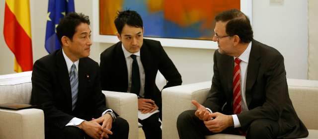 A la conquista de una España en recuperación | El primer ministro de Japón, Fumio Kishida (izquierda) visitó ayer al presidente de España, Mariano Rajoy (derecha) con el fin de facilitar las relaciones comerciales entre ambos países. FOTO REUTERS