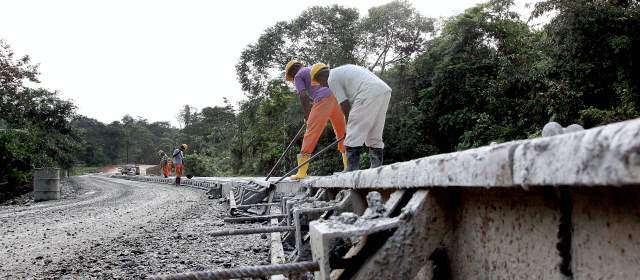 Obras en vía Medellín-Quibdó avanzan lentas, pero seguras | Por condiciones climáticas y topográficas el costo kilómetro de la vía Medellín-Quibdó es de $2.300 millones. FOTO JULIO CÉSAR HERRERA