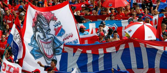 Así se multiplicó la pasión roja | Una vez más los hinchas del Medellín demostraron su fidelidad y celebraron por lo alto los 100 años del Poderoso. FOTO JAIME PÉREZ