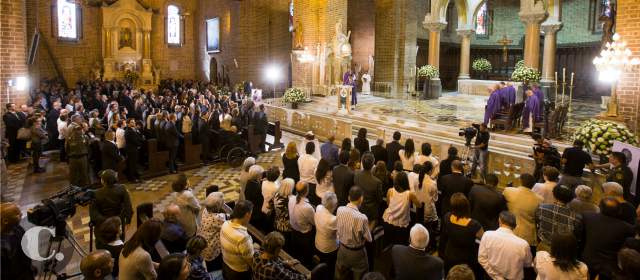 Exequias de G. Gaviria, homenaje al maestro que murió enseñando | Las exequias fueron presididas por el arzobispo de Medellín y 8 sacerdotes. FOTO ESTEBAN VANEGAS