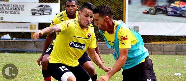 El Medellín busca tres variantes para ir a Tunja | John Hernández, Cristian Restrepo y Jhersson Córdoba, pilares de Medellín. FOTO JULIO CÉSAR HERRERA