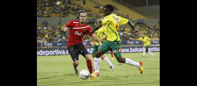La displicencia y las rojas causan malestar en DIM | El zaguero brasileño Davi Rancan terminó golpeado, luego de la exigencia que tuvo en Cartagena, como se puede apreciar en su uniforme. Ante el Cali se espera apoyo de la afición. FOTO COLPRENSA