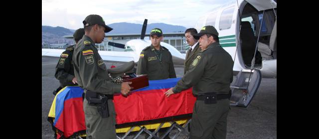 Patrullero Rodríguez iba a ser padre de una bebé | Ayer en la tarde el cadáver del patrullero Rodríguez fue traído al Olaya Herrera y de allí llevado a Guarne. FOTO CORTESÍA POLICÍA