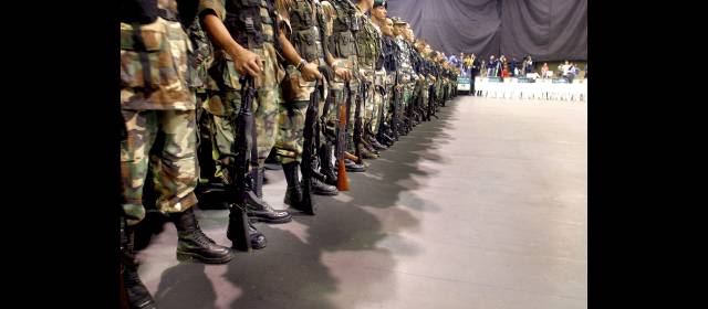 Juez pide investigar presunta falsa desmovilización | Varios de los más de 860 desmovilizados el 25 de noviembre de 2003, fueron concentrados antes en una finca de La Ceja. FOTO ARCHIVO