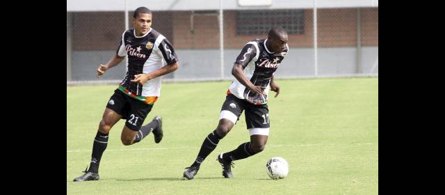 Envigado se juega la última carta con Millos | Éder Munive (izquierda) es un convencido de que si Envigado aprovecha el talento vencerá a Millos. FOTO RÓBINSON SÁENZ