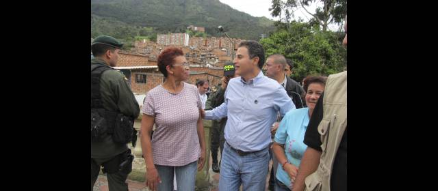 Gaviria prometió no dejar solos a los habitantes de la comuna 8 | El alcalde Aníbal Gaviria y el general Yesid Vásquez recorrieron sectores como Villa Liliam y Caicedo. FOTO STEPHEN ARBOLEDA.