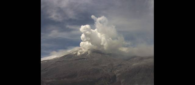 Erupción del Ruiz obligó a evacuación | Así se veía el Ruiz el pasado viernes, con una pequeña columna de gases, horas antes de la erupción. FOTO CORTESÍA INGEOMINAS