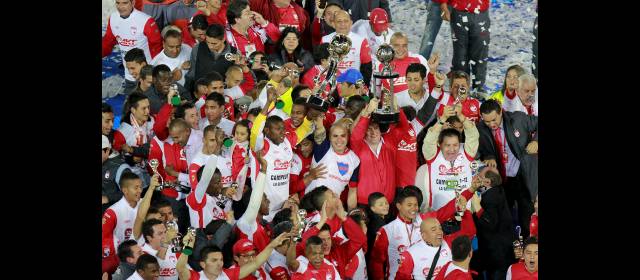 Copete y moño para el Santa Fe | Con su gol, Jonathan Copete acabó con el ayuno de títulos para el Santa Fe. Anoche, todo fue celebración. FOTO COLPRENSA