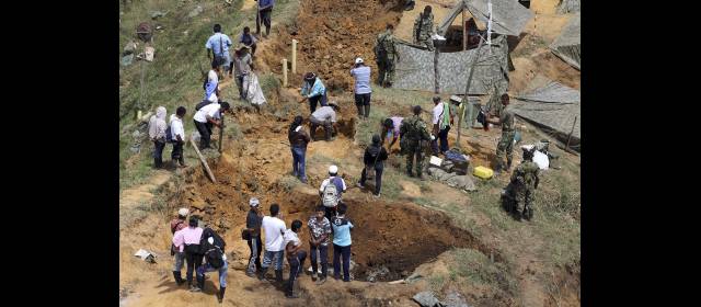 Narcotráfico, tema crítico en el Cauca | En la foto, la Guardia Indígena desaloja al Ejército de La Torre, en Toribío. FOTO MANUEL SALDARRIAGA