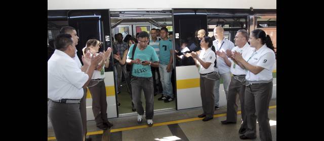 Pasajero 2.000 millones pasó de NN | De manera simbólica, empleados del metro aplaudieron a algunos pasajeros para celebrar la alta cifra. FOTO HERNÁN VANEGAS