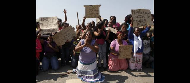 Masacre de 34 mineros en Sudáfrica evoca el Apartheid | Familiares de mineros protestaron ayer. FOTO REUTERS