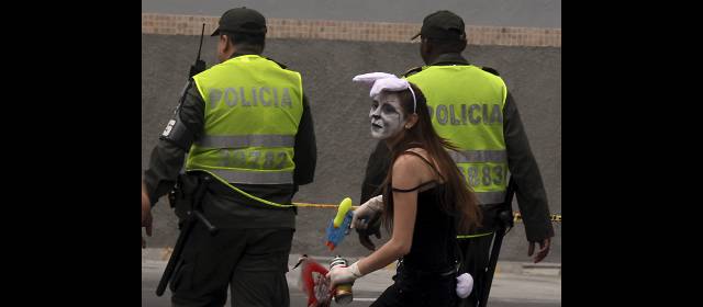 Petardos, grafitis y daños a bienes en marcha de estudiantes | Un momento de la movilización cuando llegó al centro de la ciudad. FOTO JULIO CESAR HERRERA