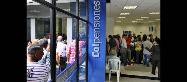 La desinformación creó caos en las oficinas locales | Cientos de usuarios se desplazaron a los dos PAC (ubicados en el Edificio Colmena y el centro comercial Villanueva) para pedir información sobre la nueva entidad. FOTO JUAN ANTONIO SÁNCHEZ