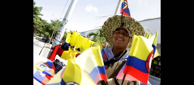 La Arenosa siente fervor de patria con la tricolor | Gente de varias regiones del país llegó a Barranquilla en busca de unos pesos. Los turistas y habitantes de esta ciudad encuentran múltiples opciones para rendir tributo a la patria. FOTO COLPRENSA