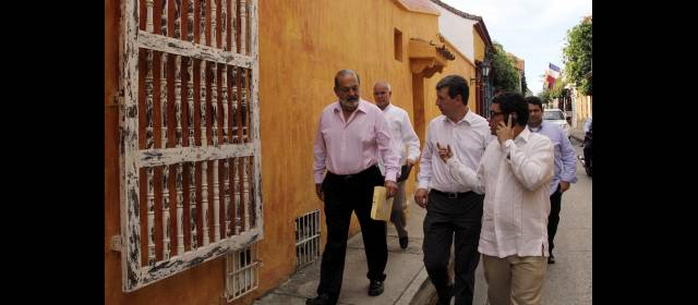 Slim presiona a Gobierno para que Claro esté en subasta de 4G | Carlos Slim, dueño de Claro, pasea en Cartagena con sus asesores. Participó con otros magnates en el Foro Iberoamérica. FOTO REUTERS