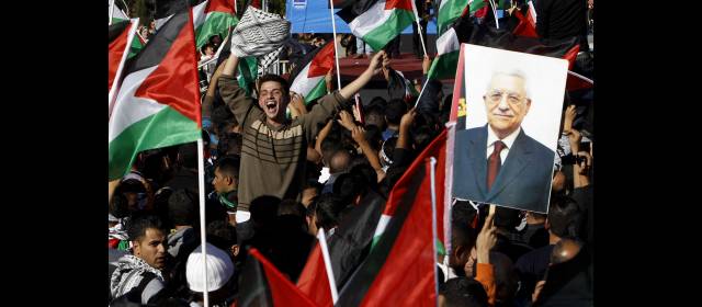 Palestinos enaltecen a su presidente Mahmud Abás | La celebración palestina fue a rabiar en la plaza Yaser Arafat de Ramala y esperan más triunfos. FOTO REUTERS