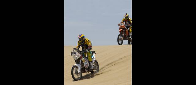 Aunque colgados, colombianos soportan arenas incas del Dakar | Juan Esteban Sarmiento (190) y Marco Antonio Saldarriaga (189) durante la etapa de ayer en las dunas peruanas. FOTO AP