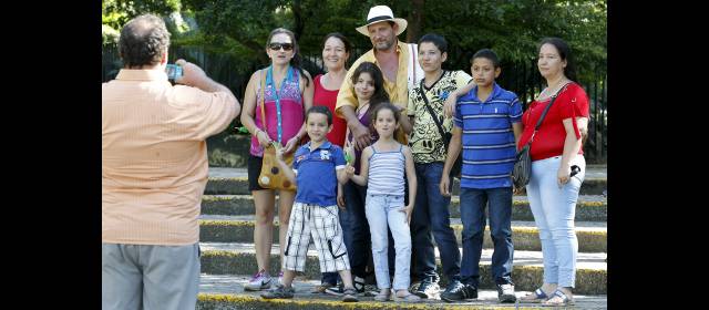 El adiós a las vacaciones fue relajado y en familia | El paseo familiar fue la característica ayer. FOTO JAIME PÉREZ