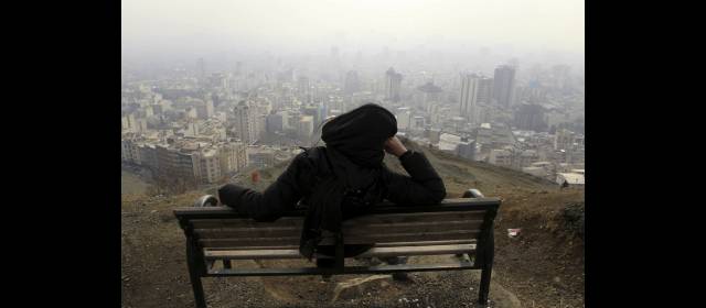Contaminación en Irán dejó 4.460 muertos durante 2012 | Una iraní observa desde una cima la capa de contaminación sobre Teherán, una ciudad que hoy está paralizada. FOTO AP