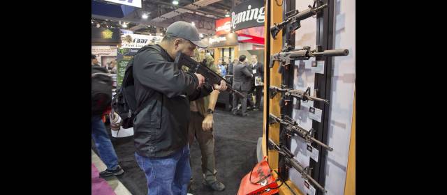 Obama endurecerá normas para controlar el porte de armas a civiles | Obama contempla pedir a las agencias los antecedentes de compradores de armas. FOTO REUTERS