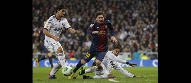 Actores secundarios, estrellas de Real-Barça | Semi Khedira y Varane, de Real Madrid, ante Lionel Messi. FOTO AP