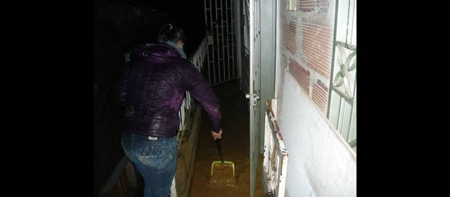 Una casa destruida por alud y 13 más inundadas en La Estrella | Las 13 viviendas del barrio La Inmaculada resultaron anegadas por gran cantidad de agua y lodo. FOTO CORTESÍA