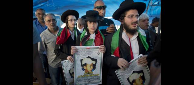 Israel captura sospechosos de asesinar a joven palestino | Judíos ortodoxos se manifestaron en contra del asesinato y visitaron el campo de refugiados de Shuafat para expresar luto. FOTO AFP