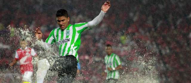 Nacional sacará artillería en la revancha | Santiago Tréllez batalló frente a la defensa santafereña en una cancha en malas condiciones debido a la lluvia. FOTO COLPRENSA