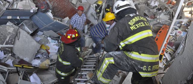Por lo menos un muerto y 20 heridos deja explosión en sede de Pemex en México | Foto AP