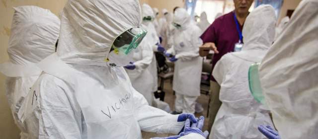 ONU lanza misión internacional para contener epidemia de ébola | Con trajes protectores, médicos y enfermeras se entrenan contra el ébola en Sierra Leona. FOTO AP