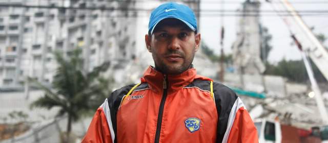 Santiago es una columna que no se derrumbó | Desde el derrumbe, Santiago lidera a los afectados ante las autoridades. FOTO JULIO CÉSAR HERRERA
