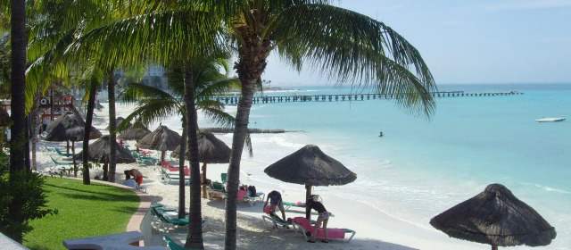 Cancún cada vez está más cerca | Playa del Coral Beach Resort. Al fondo, uno de los muelles de embarcación para cruzar hasta Isla Mujeres, donde puede nadar con delfines. Ida y regreso cuesta 17 dólares. FOTO LILLIANA VÉLEZ DE R.