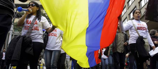 Los empleados comenzaron el cese de actividades el 11 de octubre pasado. Han realizado varias marchas, especialmente en Bogotá. Foto Colprensa.