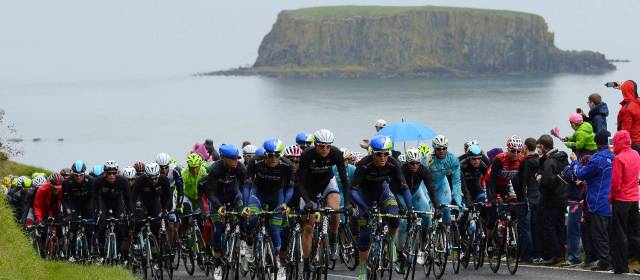 El Giro les sonríe a los escarabajos en Irlanda | El gigatón alemán Marcel Kittel (Giant) se impuso ayer de forma clara en segunda etapa. Pedalistas del Team Colombia batallaron ayer y ganaron por equipos. FOTO AP