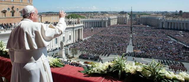 El Papa Francisco despide Semana Santa orando contra la guerra | El Papa Francisco saludó a miles de feligreses que acudieron a la plaza de San Pedro. FOTO REUTERS