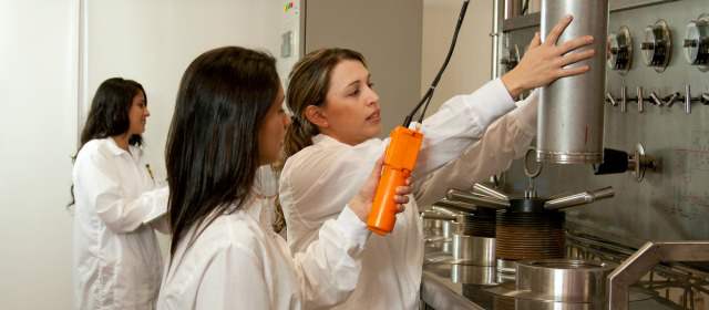 Ideas que buscan saltar del laboratorio al mercado | Un proyecto de extracción de aditivos naturales de la Corporación Universitaria Lasallista (Medellín), se cuenta entre las iniciativas que buscan consolidarse como negocio de alto valor. FOTO CORTESÍA