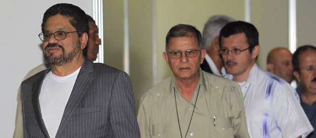 Farc insisten que cumplen el alto el fuego | Reuters | Los delegados de las Farc en los diálogos de paz en La haban insisten que la guerrilla cumple el alto el fuego.
