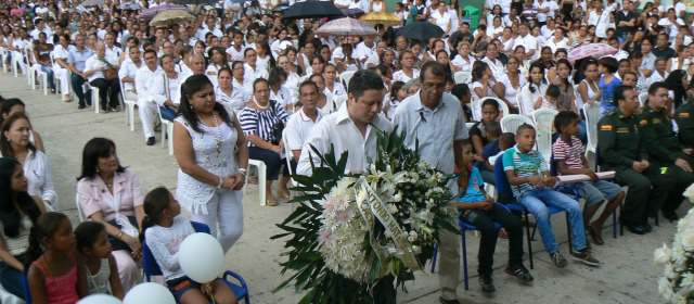 Fundación se vistió de blanco para despedir a sus pequeños | Toda la comunidad rindió honores, en memoria de los 33 niños muertos. FOTO COLPRENSA