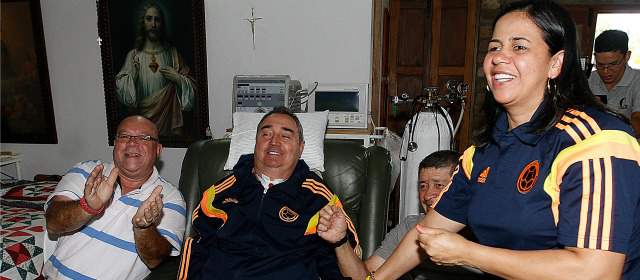 El profe Montoya vibró con triunfo colombiano | El profesor Luis Fernando Montoya con su esposa y amigos. Felicidad total. FOTO DONALDO ZULUAGA