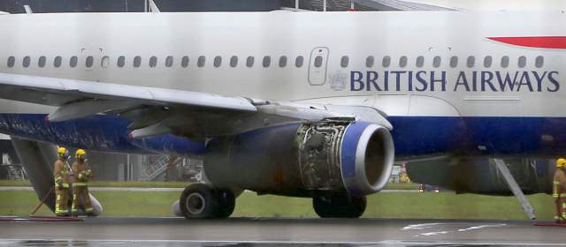 La emergencia se presentó por el incendio en la ala izquierda del avión. FOTO AP