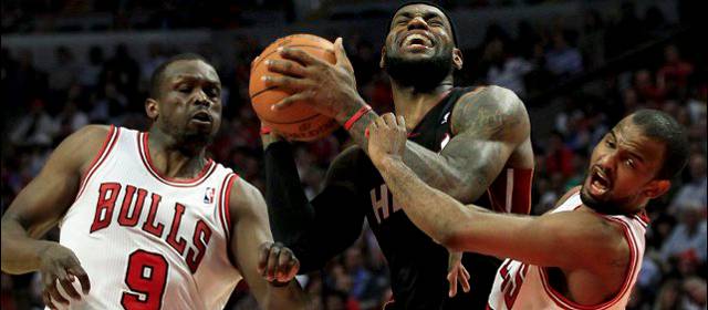 Lucas III hizo de Rose en el triunfo de los Bulls ante los Heat | Lucas, der., disputa el balón con LeBron James. FOTO REUTERS