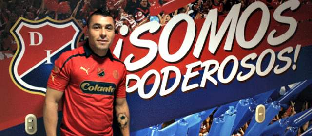 Vladimir Marín ya se puso la del DIM | Marín lució la camiseta del DIM en su presentación. FOTO cortesía