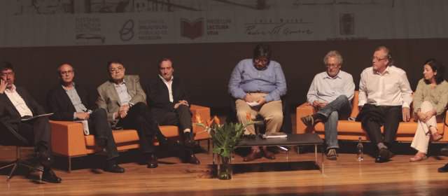 Historias contadas en una charla de nueve | Germán Rey, Carlos Fernando Chamorro, Sergio Ramírez, Jean-François Fogel, Jaime Abello, Héctor Abad, Jon Lee Anderson, María Teresa Ronderos y Martín Caparrós. Una conversación de periodismo desde diferentes miradas. FOTO HERNÁN VANEGAS