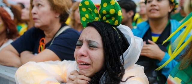 Miles de hinchas se reunieron en las playas de Copacabana para presenciar la goleada histórica de Alemania sobre Brasil. FOTO AP
