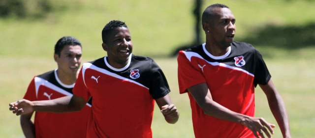$1.500 millones deja de captar el DIM eliminado | John Viáfara, quien aparece con William Zapata y Daniel Bocanegra, negocia su continuidad con el club. FOTO Manuel Saldarriaga