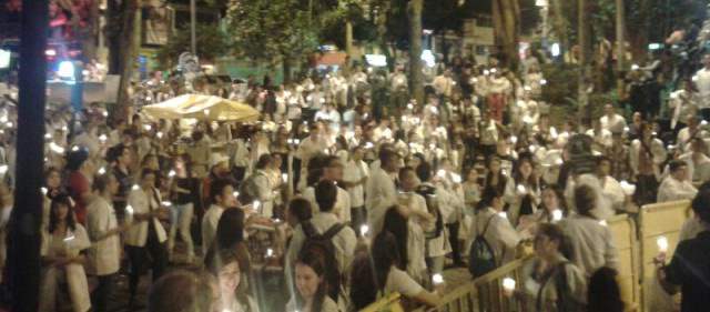 Marcha contra la reforma a la salud iluminó a El Poblado | Foto Perla Toro